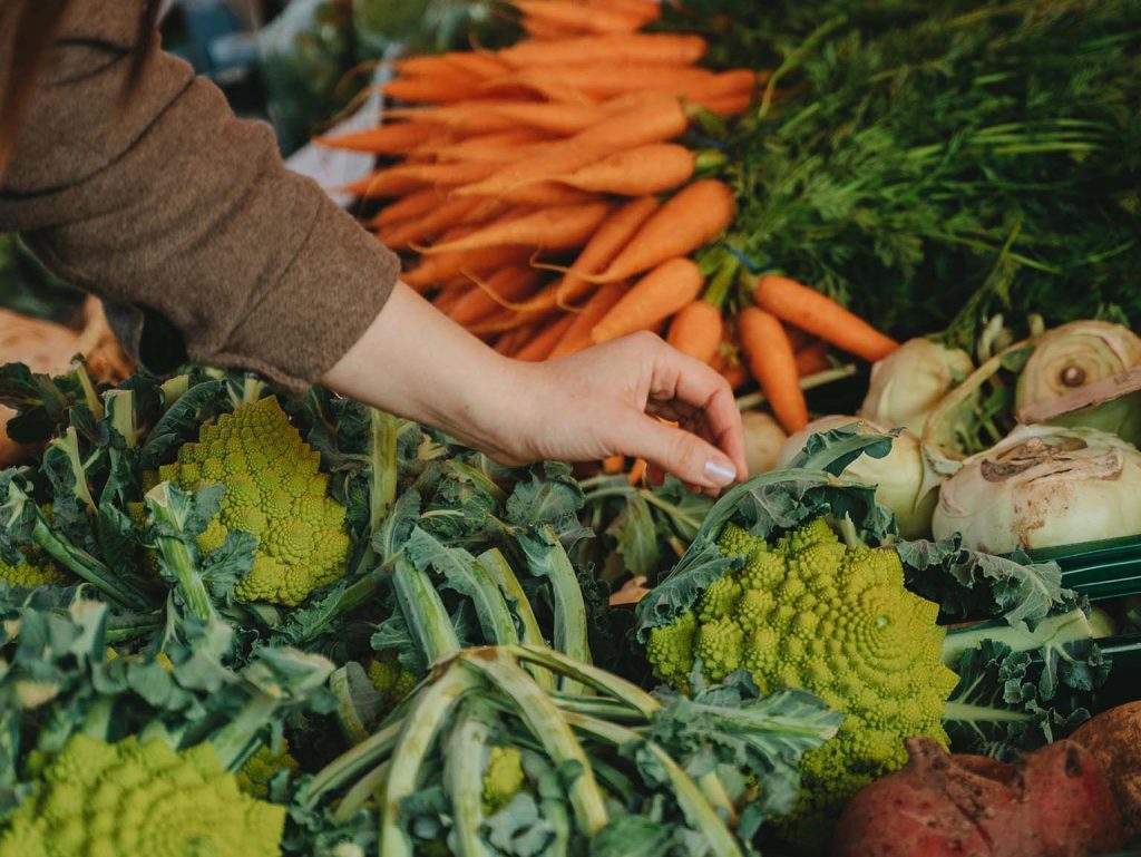 Frisches Gemüse am Marktstand: Karotten, Romanesco und Kohlrabi