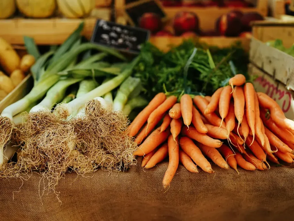 Frische Karotten und Lauch auf einem Marktstand